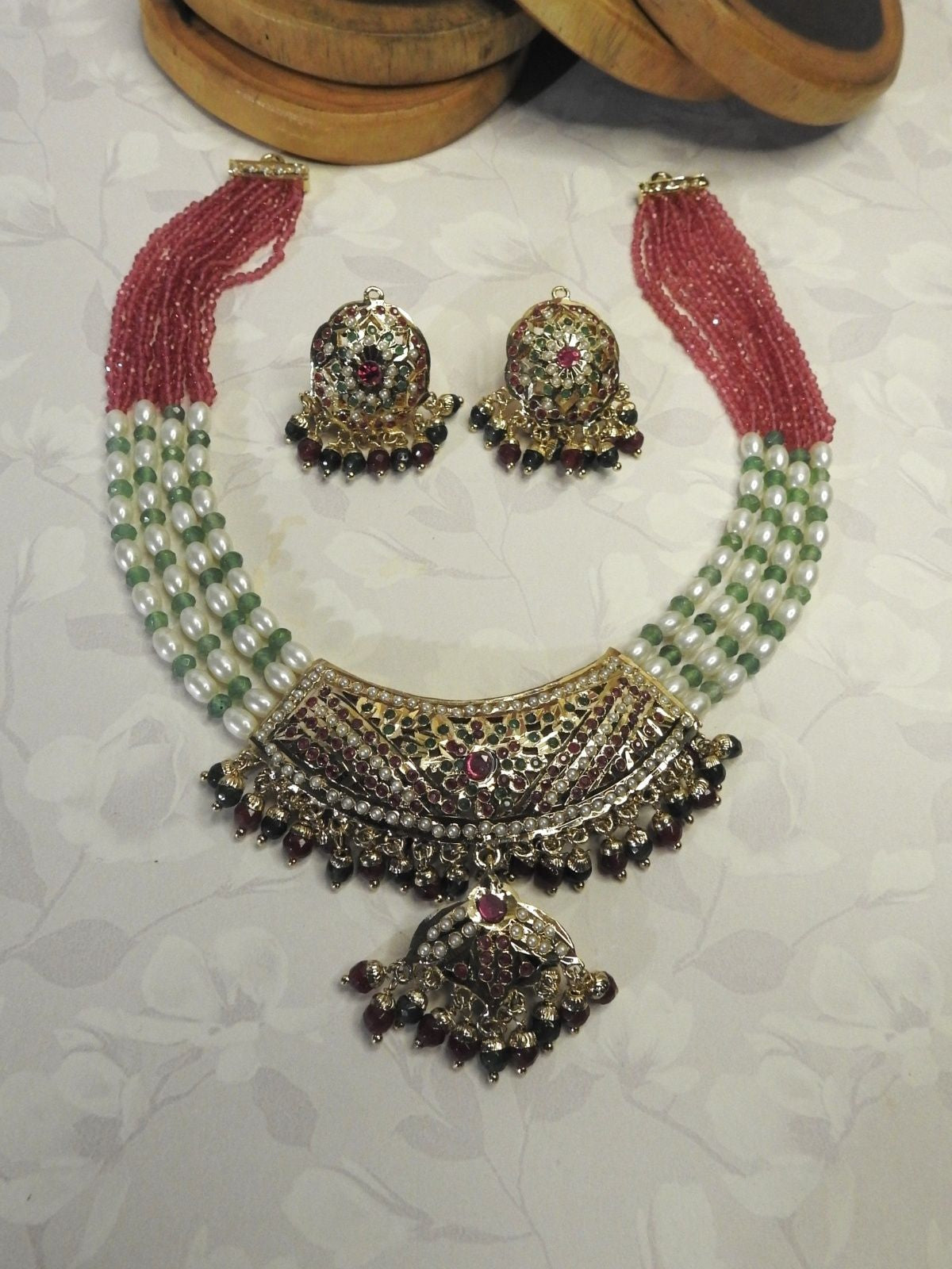 Aarvi Jadau Pearl Piroyi Set