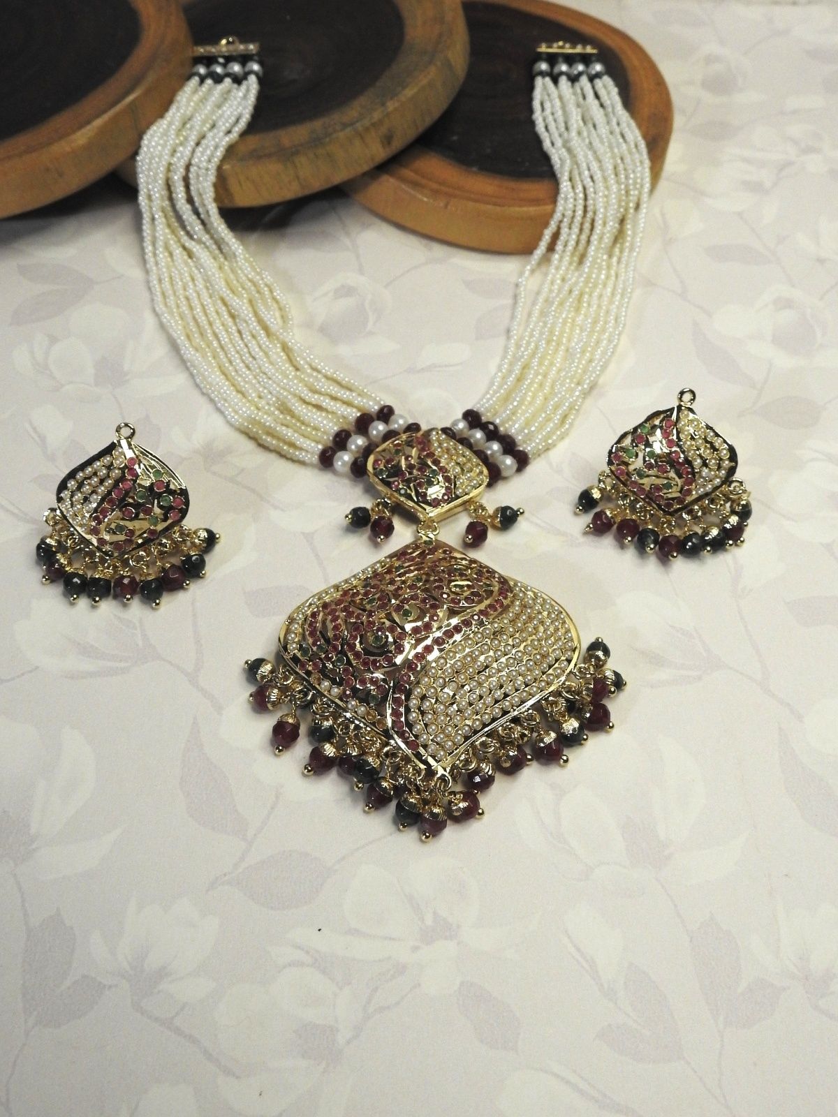 Aarvika Jadau Pearl Piroyi Set