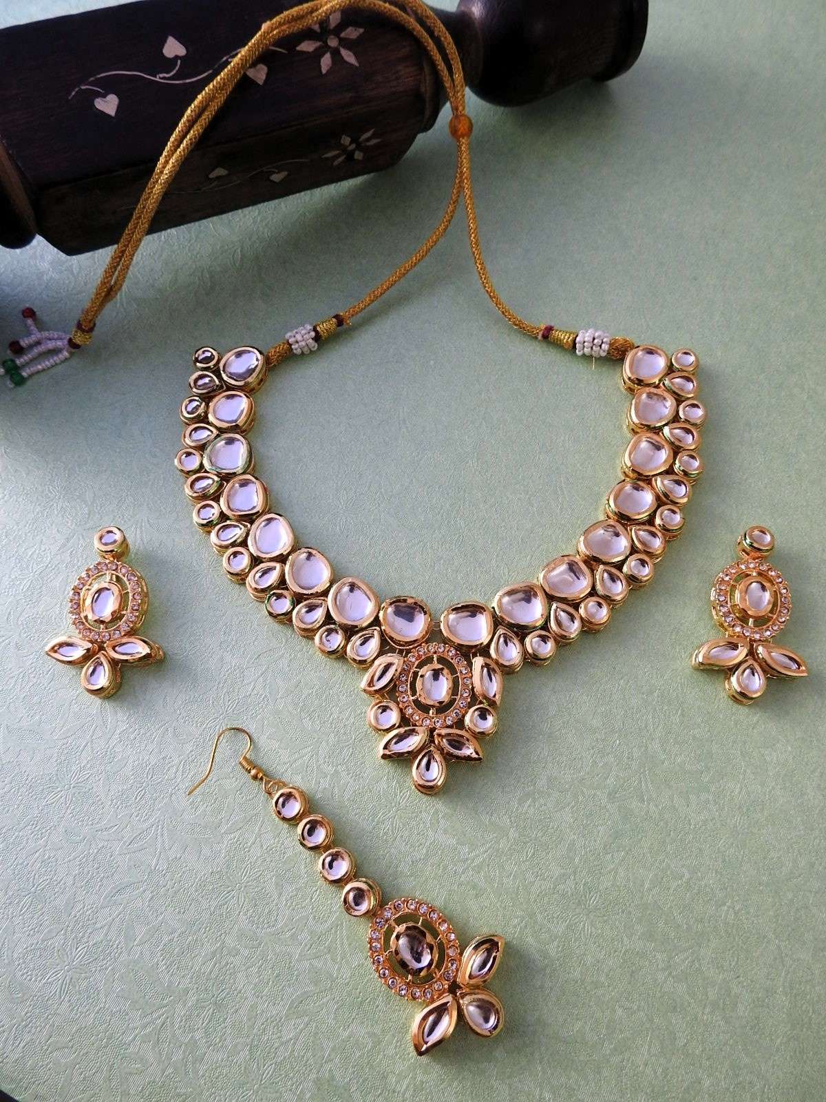 Kundan Necklace Set with Earrings & Maang Tikka
