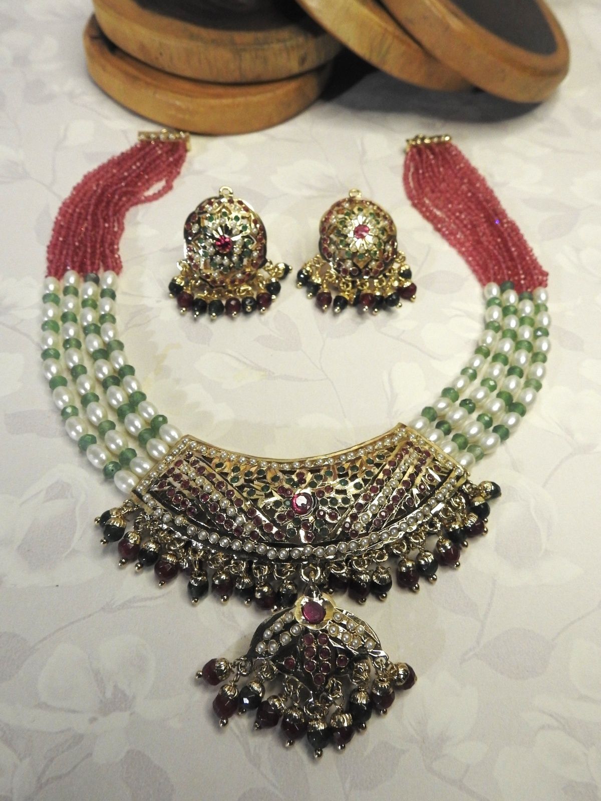 Aarvi Jadau Pearl Piroyi Set