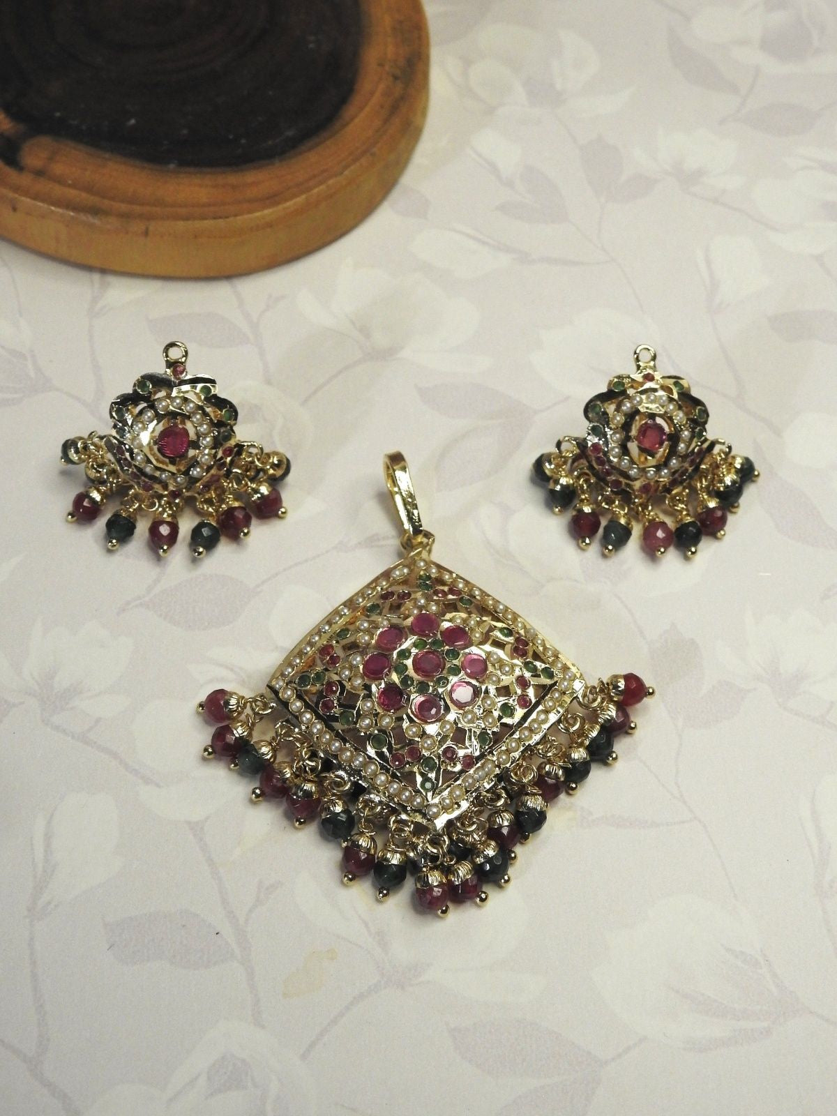 Mehira Jadau Pendant Set