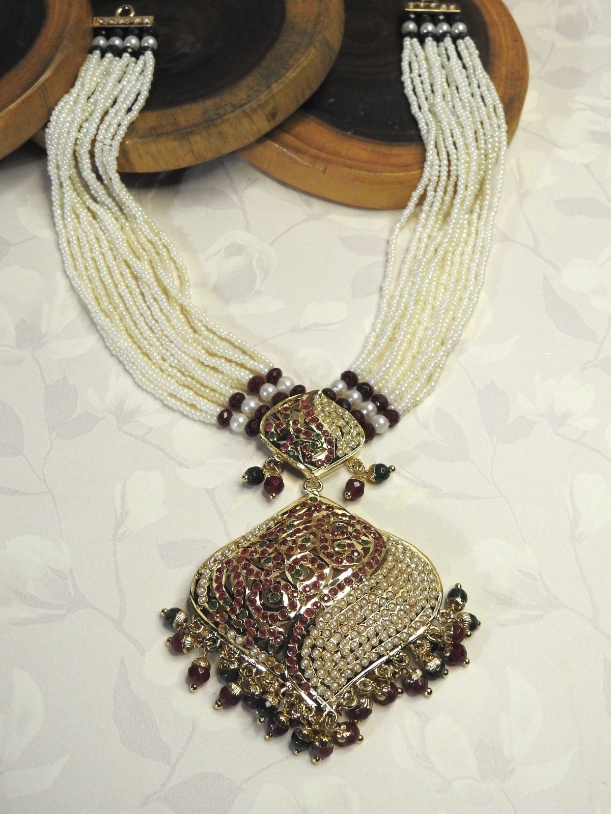 Aarvika Jadau Pearl Piroyi Set
