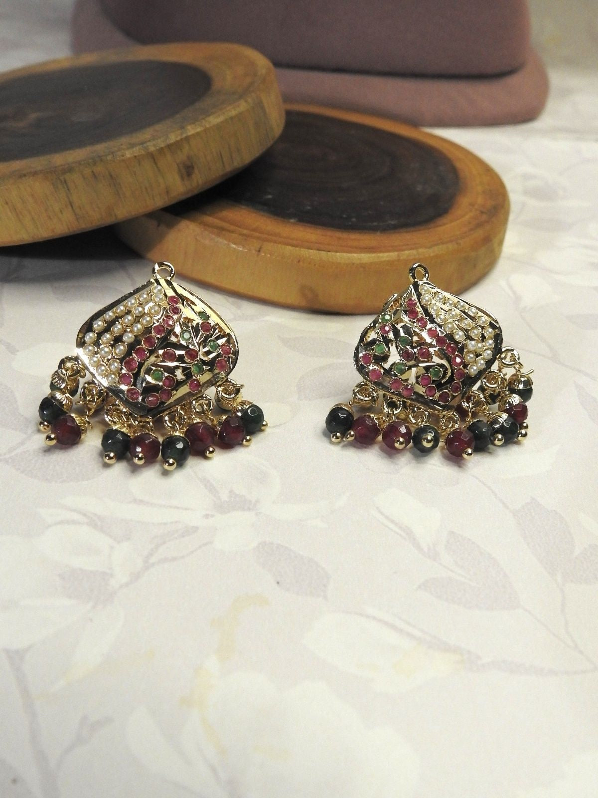 Aarvika Jadau Pearl Piroyi Set