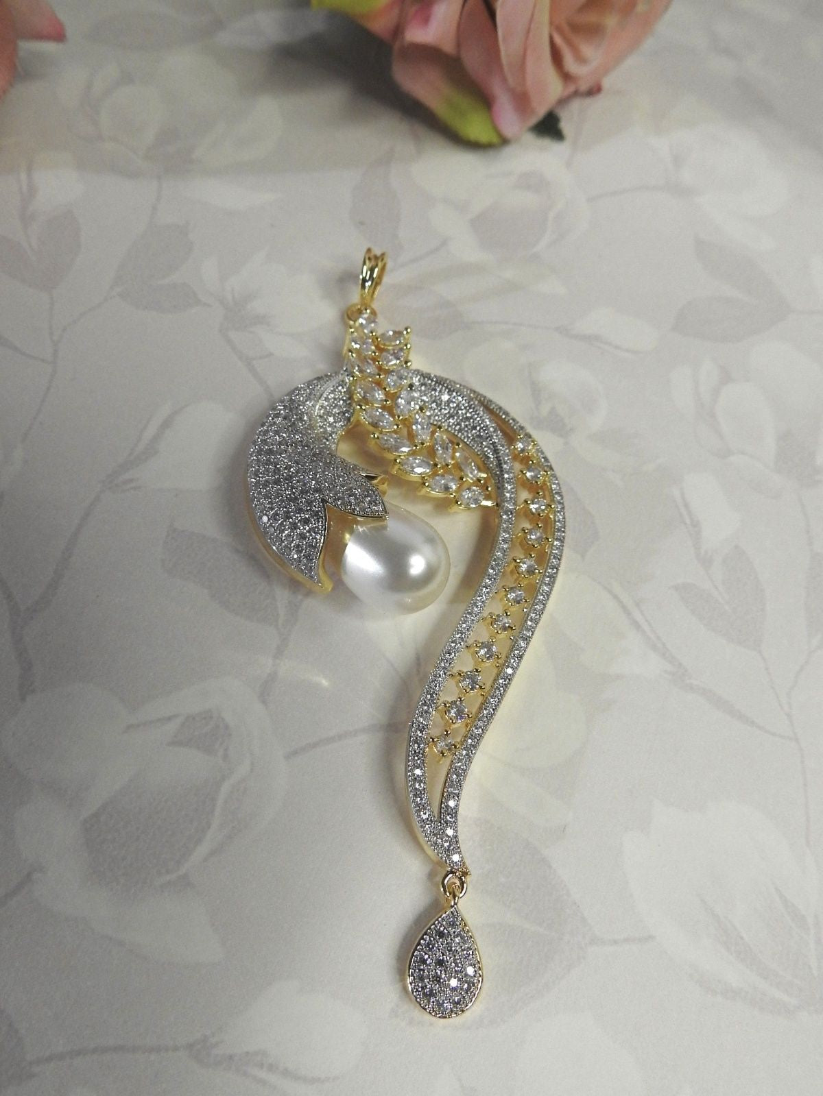 Ethereal Pearl Pendant Set
