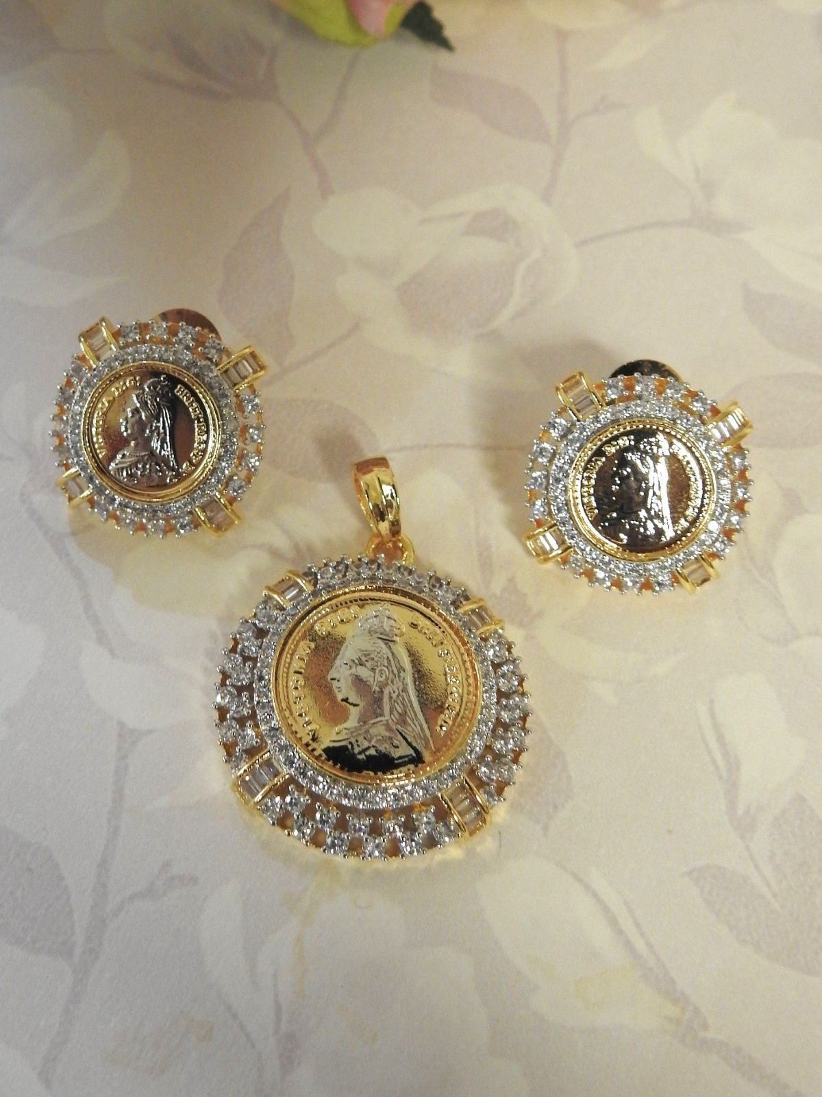 Imperial Crest Pendant Set