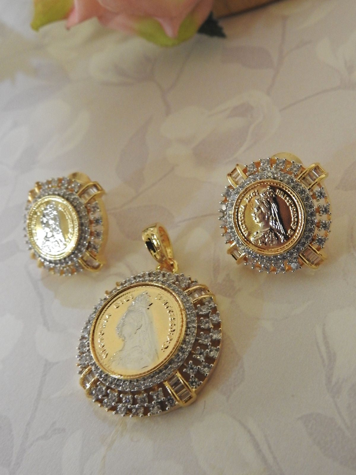 Imperial Crest Pendant Set