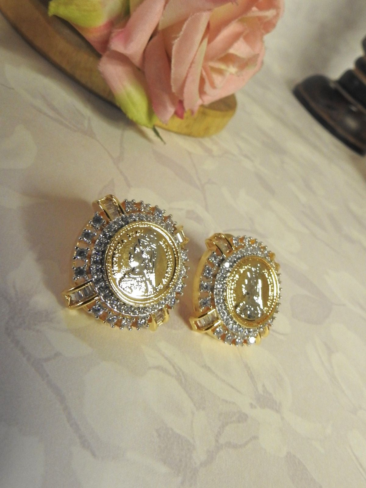 Imperial Crest Pendant Set