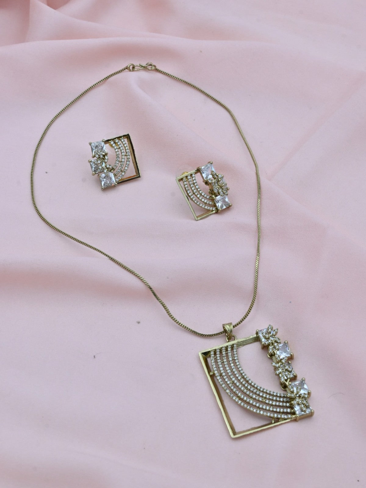 Floral Arc American Diamond Pendant Set